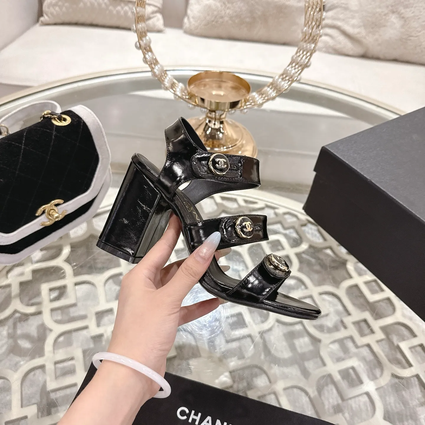 👟👟Ex-factory price 560👟👟 2026SS latest CHANEL Chanel 2026 early spring catwalk new model 🌸️Purchased the original version in Hong Kong and opened the mold exclusively. Top quality % genuine last developed with smooth lines and smooth entry and exit from the counter! Official website 1:1 production. Fabric: Mixed sheepskin imported from Italy & private molded double C buckle and letters are delicate, smooth, shiny and feel great! 💅The fabric and the feet are made of the same material, which is great on the feet! ! ! Color: black/apricot Code number: 34-40 (custom-made sizes 41 and 42 are non-refundable)